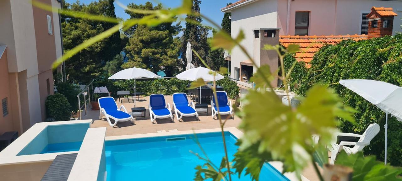 Apartments Villa Natali - Heating Pool Traù Esterno foto
